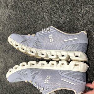 Oncloud women’s size 8 sneakers